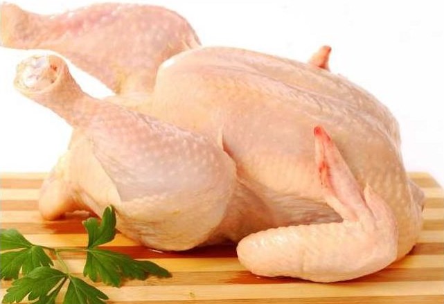 memilih daging ayam yang segar