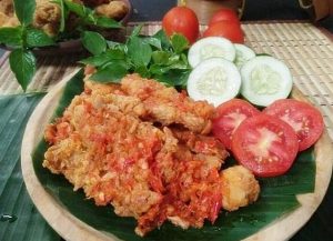 Ayam geprek krispi sambal gledek.