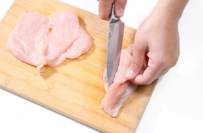 cara memotong daging ayam tipis